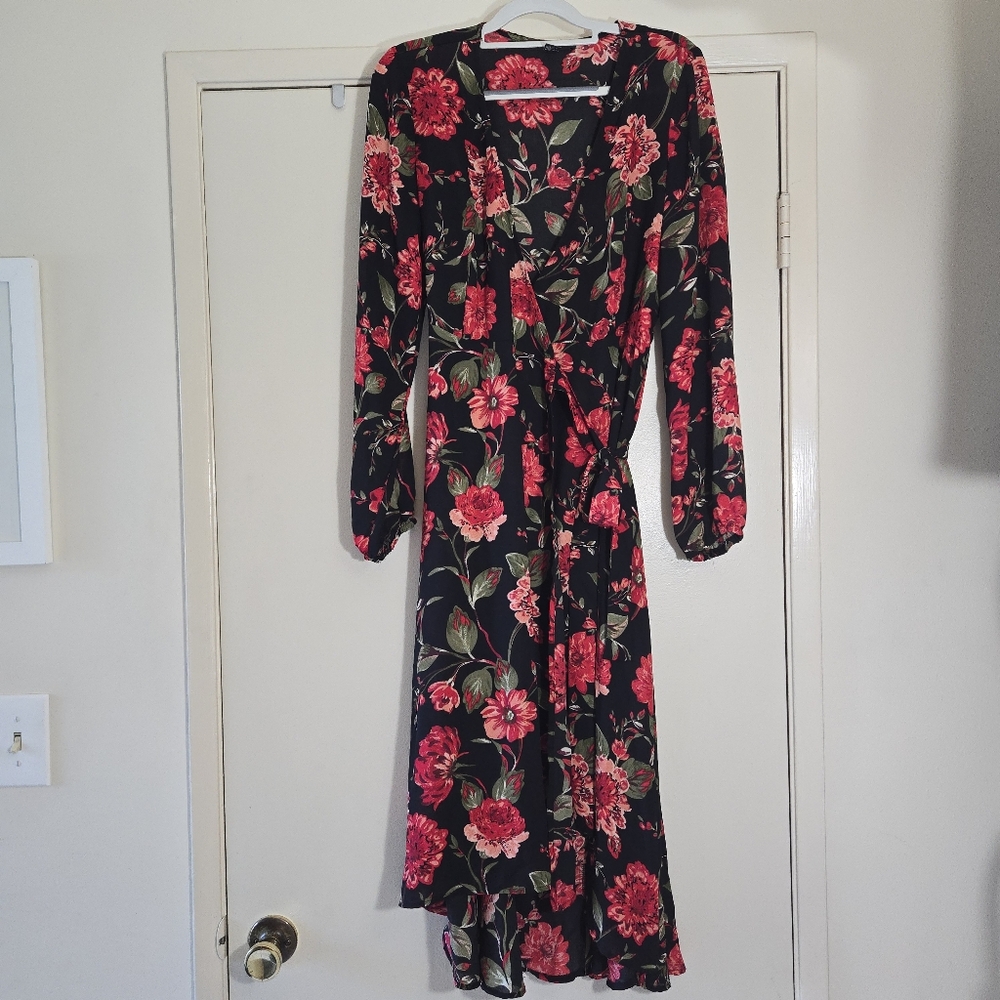 Forever 21 Black and Red Floral Long Sleeve Sheer Wrap Dress Size Medium